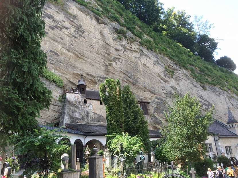 Hřbitov s katakombami ve sklále