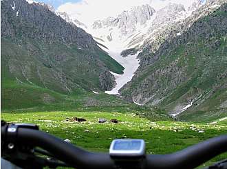 Na kolech Tádžikistánem