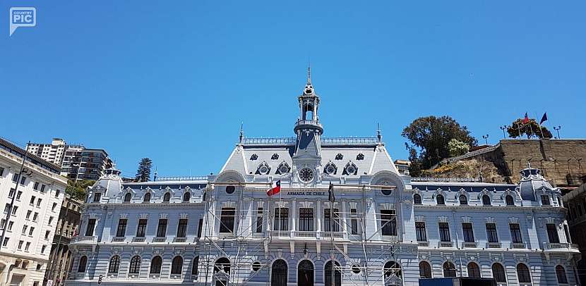 Zdejší radnice, kde dnes sídlí chilské námořnictvo.