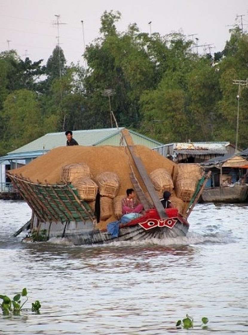 Lodí po deltě Mekongu
