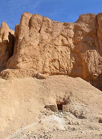 Chrám královny Hatšepsut الدير البحري‎‎ a Memnonovy kolosy
