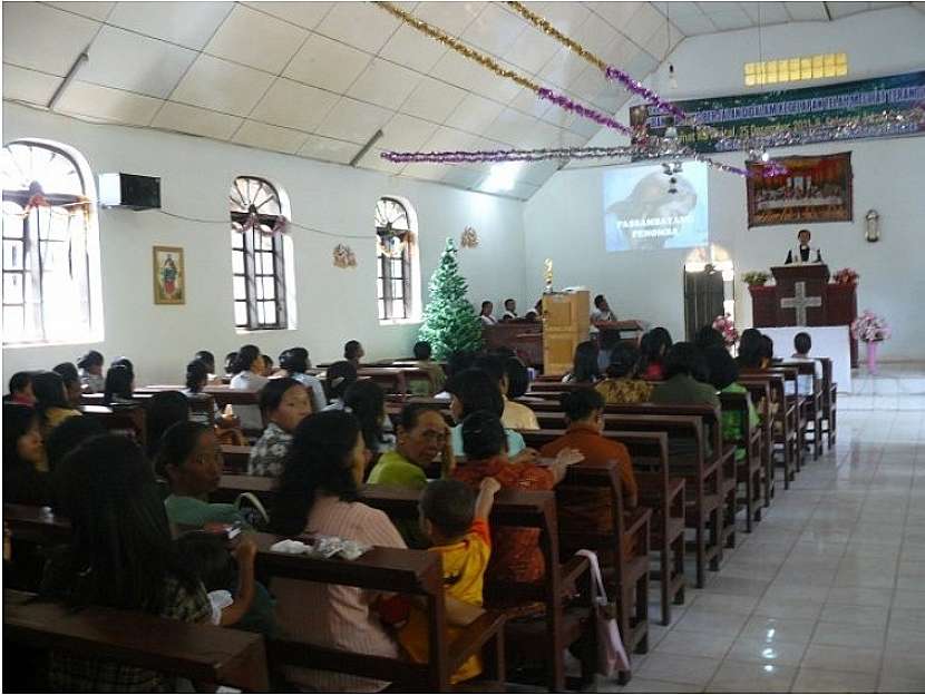Bohoslužby v kostelích Rantepao