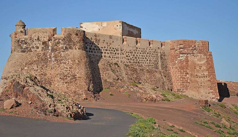 Hrad Santa Barbara (Castillo de Santa Bárbara) na Lanzarote.