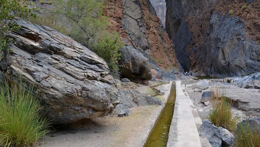 Pohled na výlez z dolní části Hadího kaňonu a zavlažovací systém falaj.