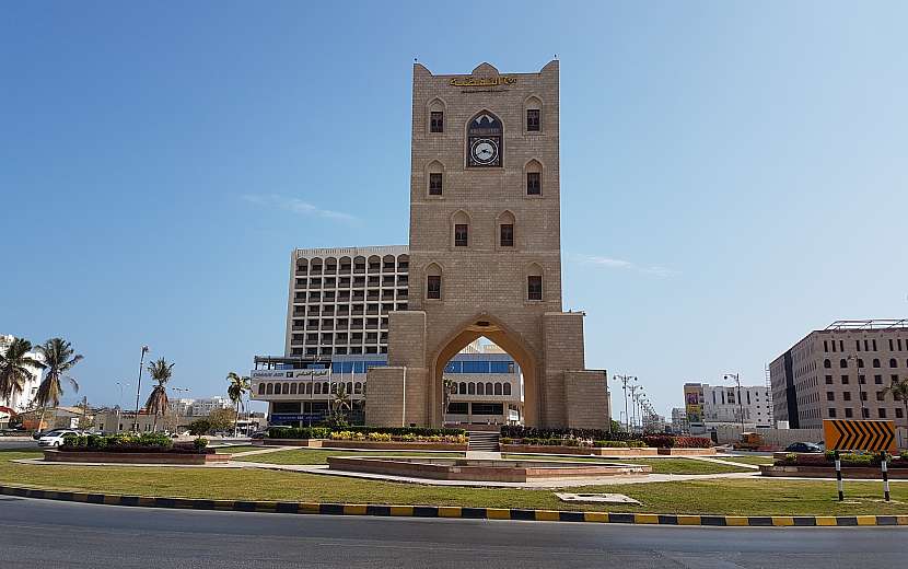 Hodinová věž (Burj An Nahdah) v blízkosti starého letiště v Salalah.