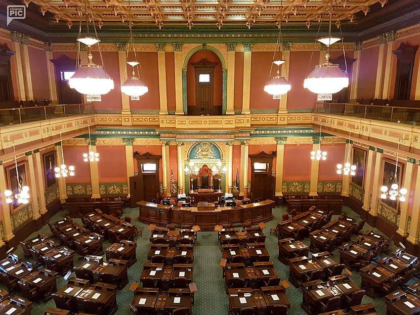 Sněmovna reprezentantů se 110 členy.