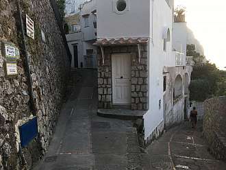 Klikatá cesta z přístavu do městečka Capri