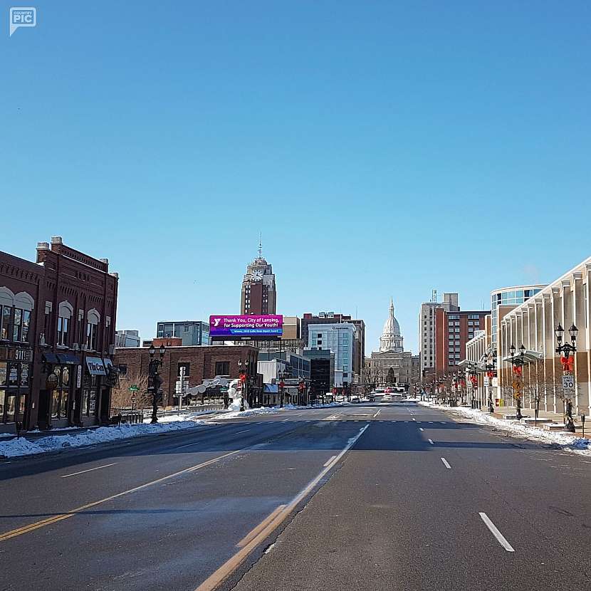 Michiganská avenue vedoucí do centra města.