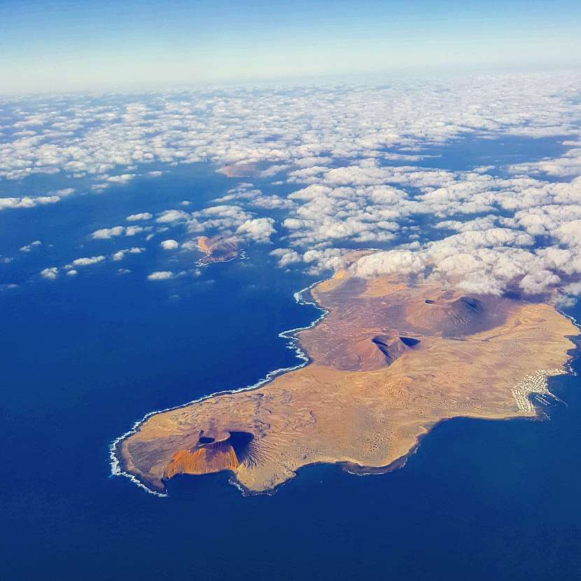 Ostrov Graciosa z ptačí perspektivy.