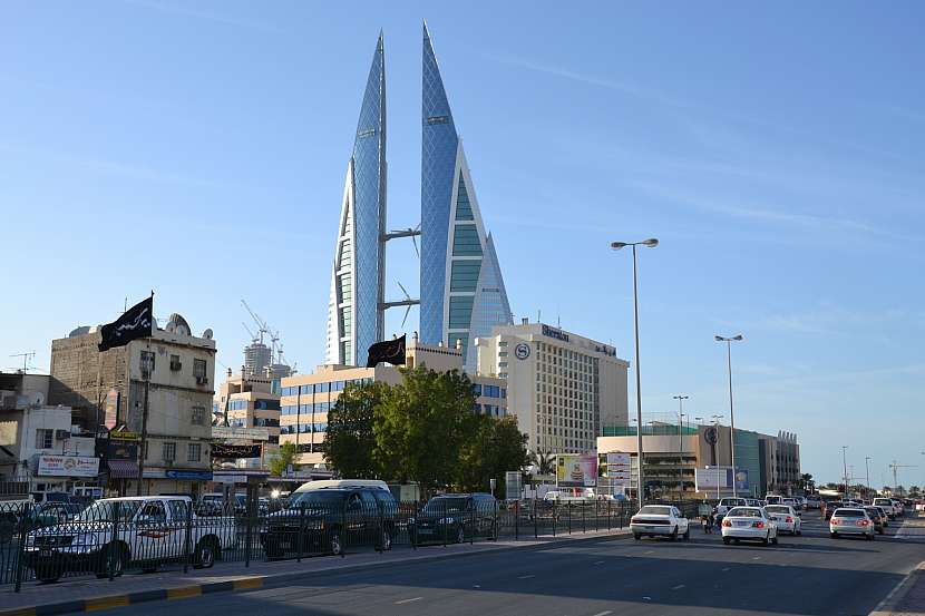 Pohled na věže bahrajnského World Trade Center z centra Manamy