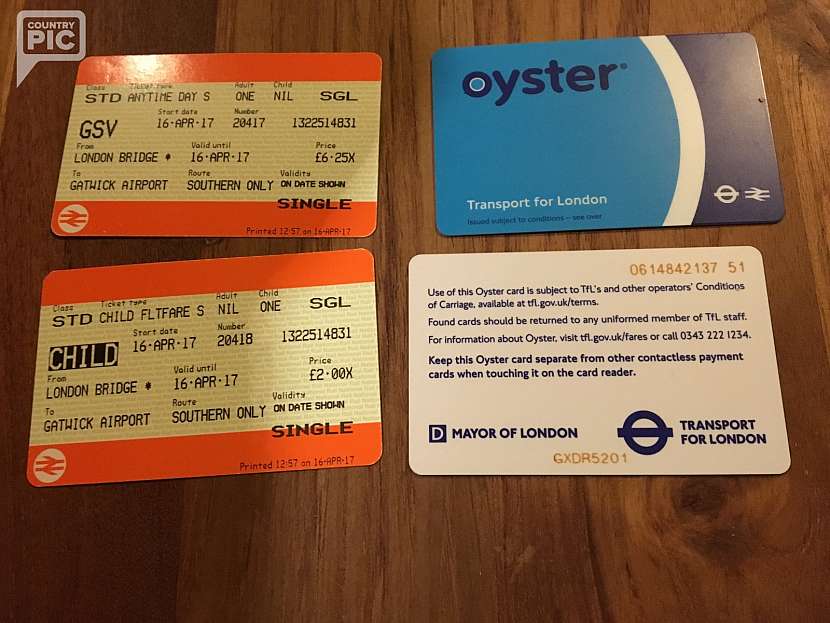 Jízdenka na vlak a oyster card - jízdenka na londýnskou dopravu.