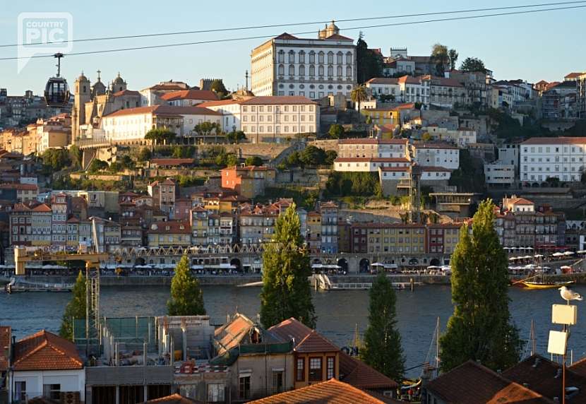 Pohled z protějšího břehu na řeku Douro a Ribeiru.